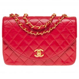 Chanel Classic Flap shoulder bag in Red quilted lambskin, GHW, Red