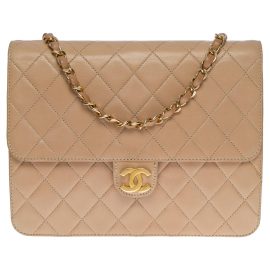 Chanel Classic shoulder Flap bag in beige quilted lambskin and gold hardware, Nude & Neutrals
